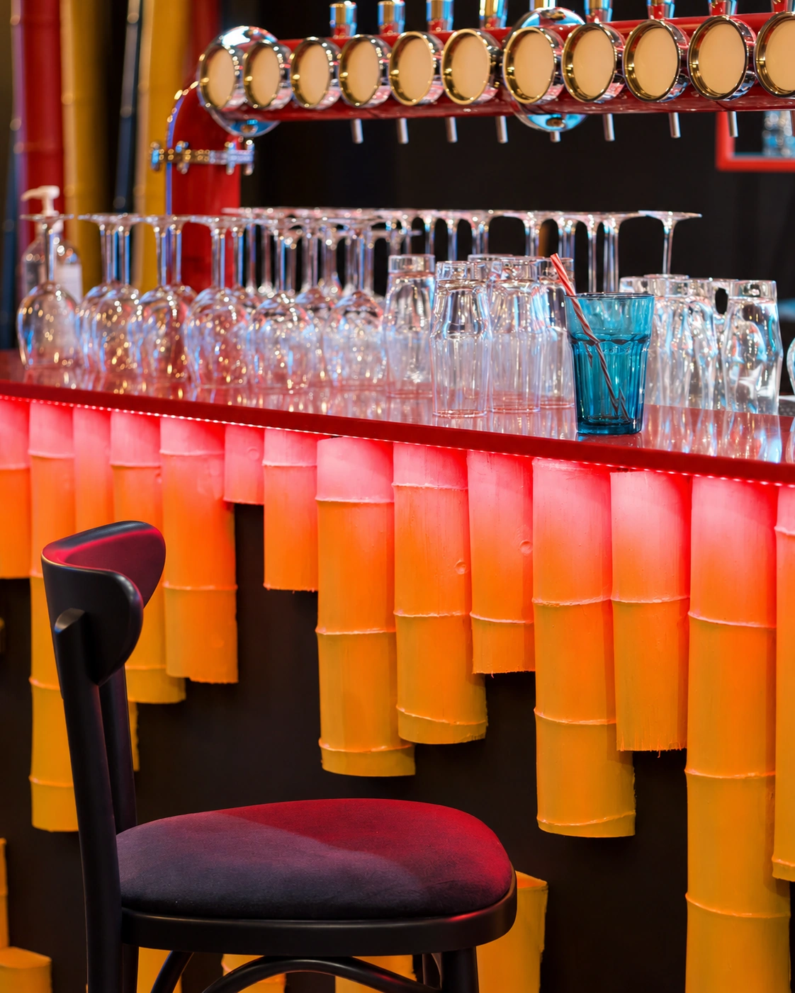 Les verres et les couleurs du bar de Saïgon Cà phê